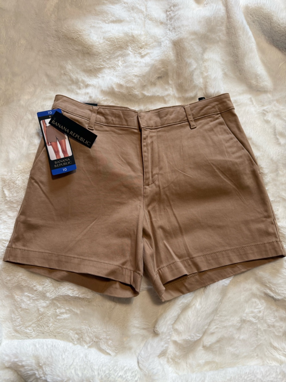 NWT Banana Republic Women’s Chino Shorts in Tan - Picture 2 of 8